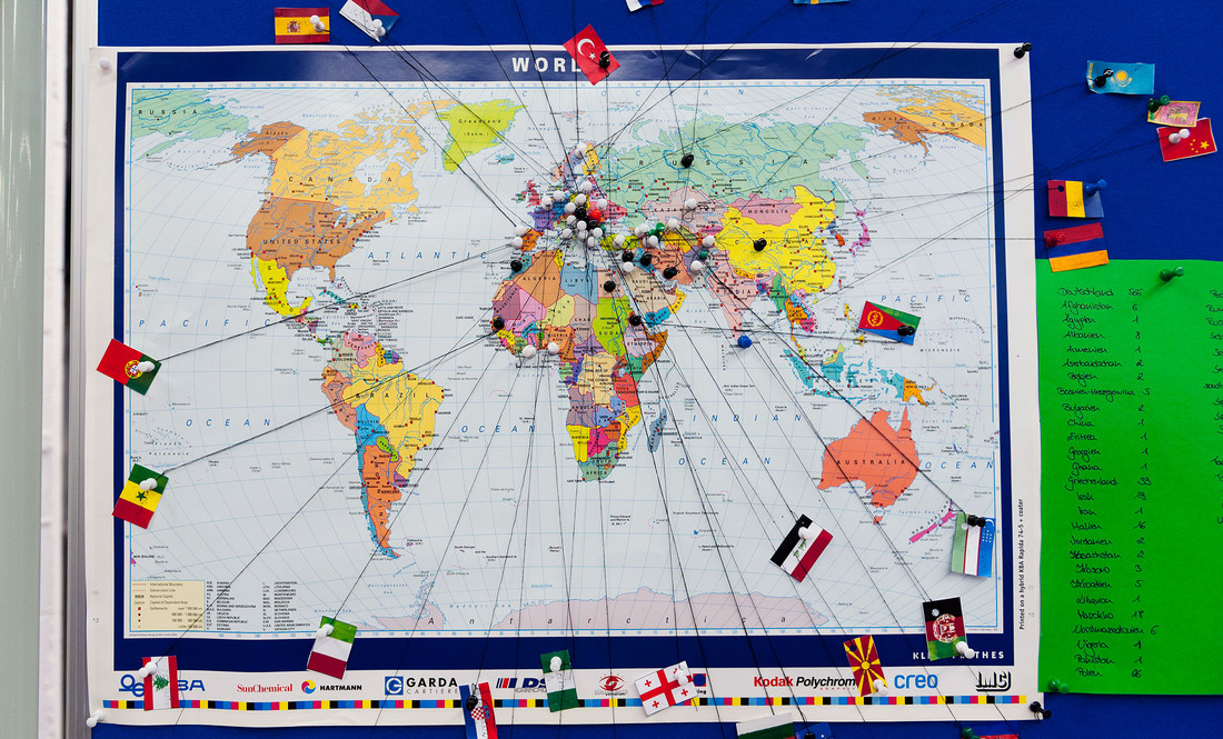 BOB Campus Projektwerkstatt Weltkarte mit Nationalflaggen