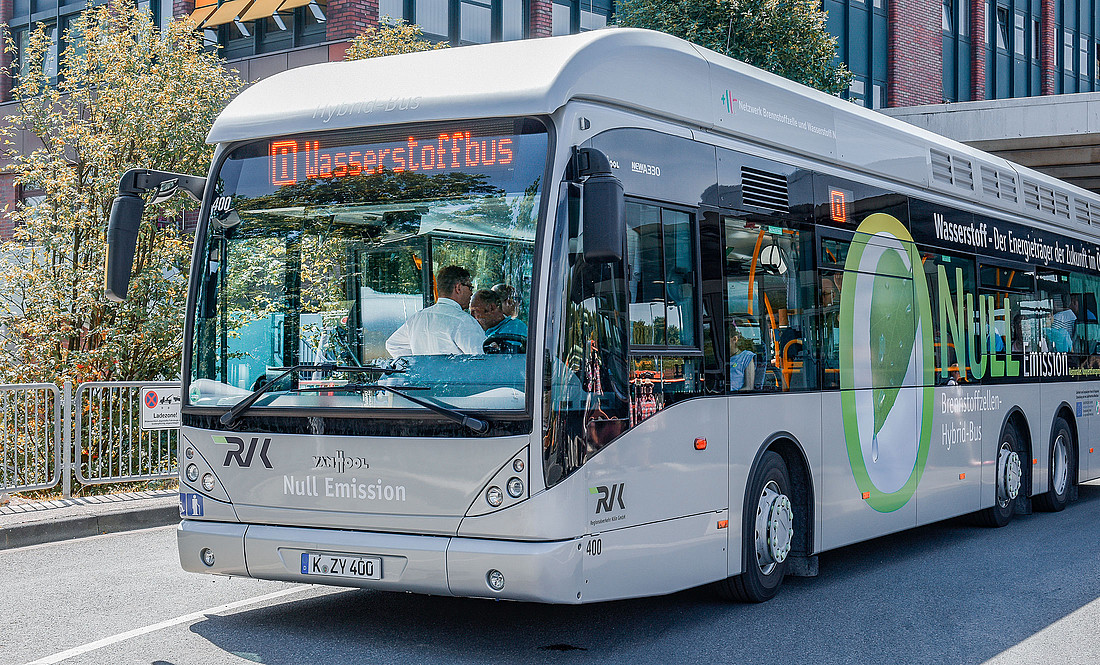 Silberner Wasserstofflinienbus von Van Hool in Köln
