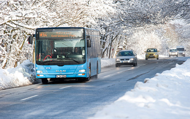 Winterkonzept Wuppertaler WSW-Bus auf verschneiter Straße