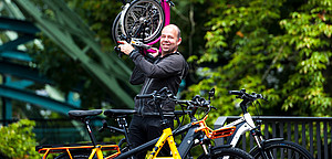 Roger Heise an Wupperbrücke mit Fahrrädern