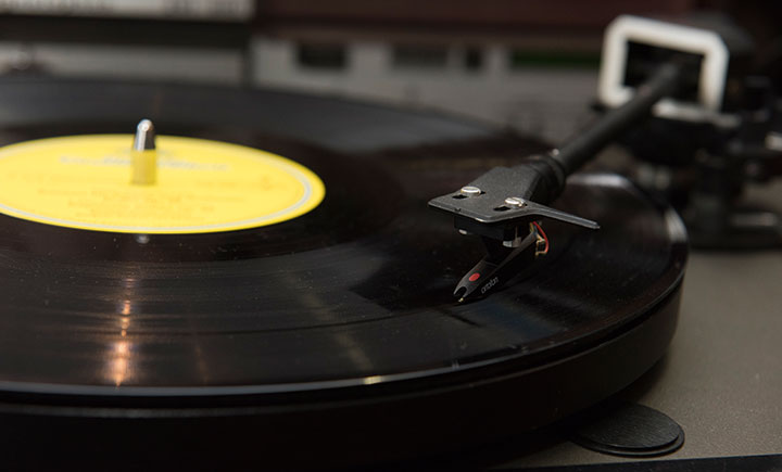 Nahaufnahme Vinyl-LP auf Plattenspieler mit Tonabnehmer