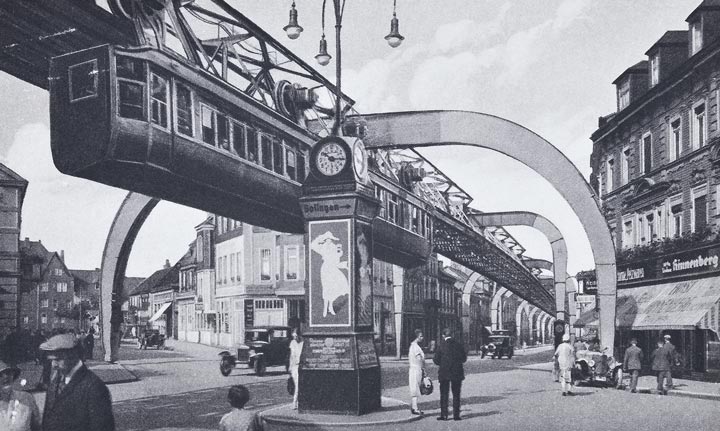 Die Kaiserstraße mit dem pittoresken Uhrtürmchen samt der „Weißen Dame“ von Persil.